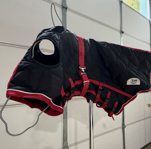 NIP SmartPak Rockin’ SP Quilted Stable Hood – Medium – Black & Red