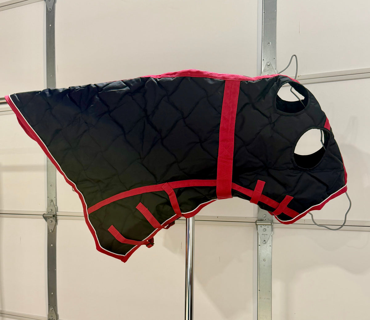 NIP SmartPak Rockin’ SP Quilted Stable Hood – Medium – Black & Red