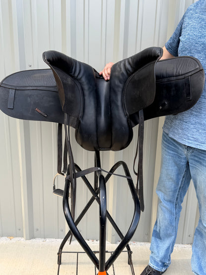 County Saddlery Competitor Dressage Saddle – 16.5” – No. 4 Fit / Medium-Wide – Black