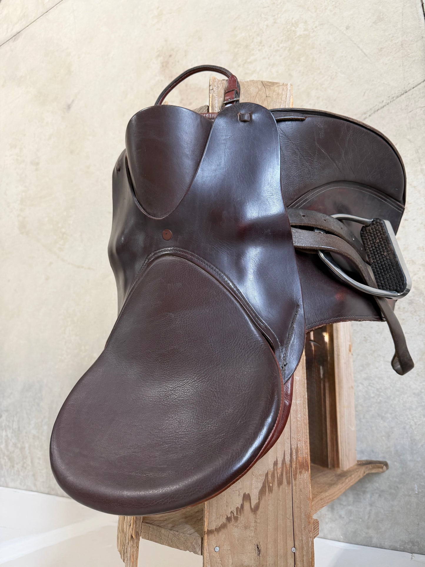 Ansur Saddlery “Classic” Treeless English Saddle – 18” Seat, Extra Wide Fit