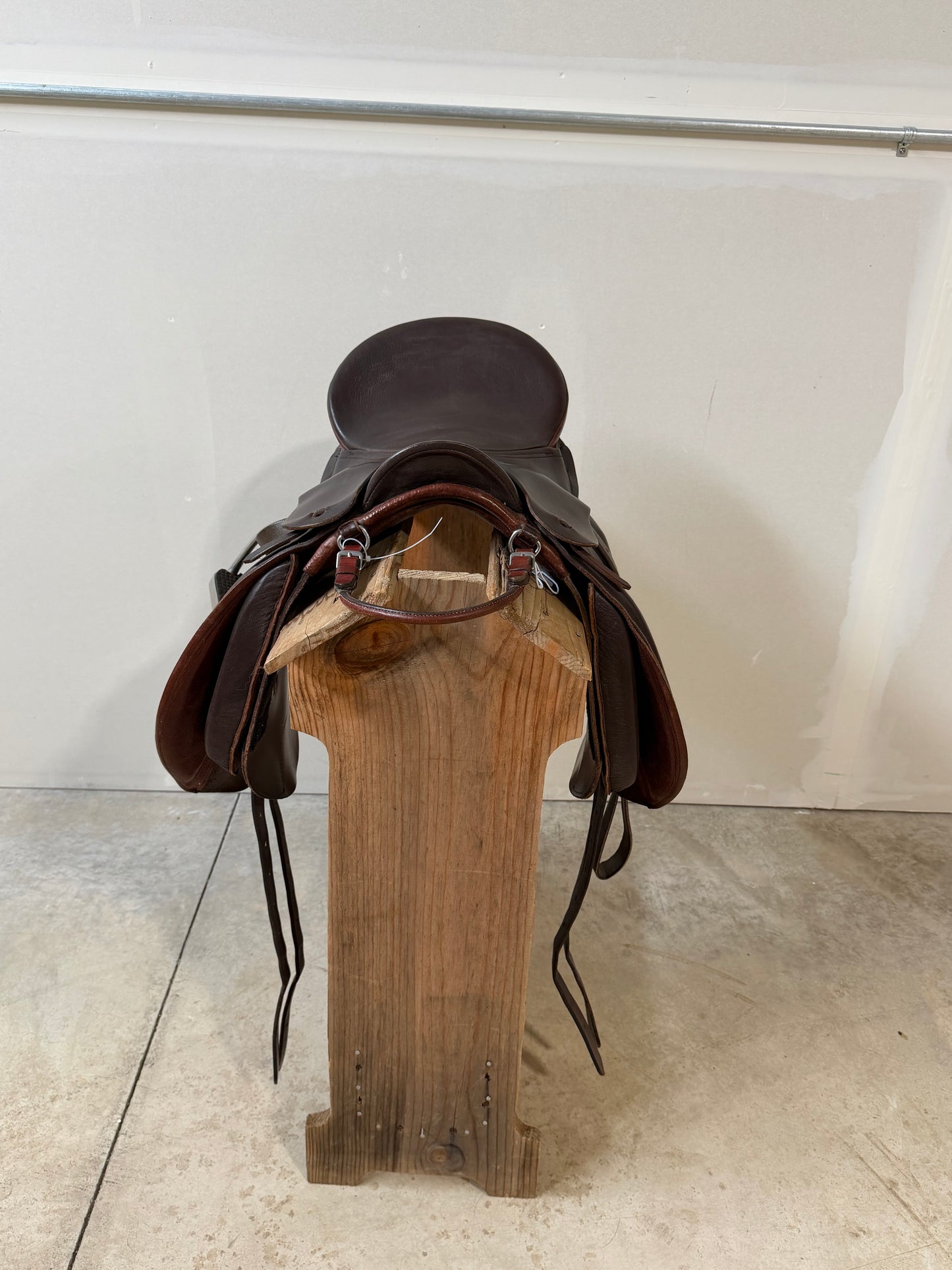 Ansur Saddlery “Classic” Treeless English Saddle – 18” Seat, Extra Wide Fit