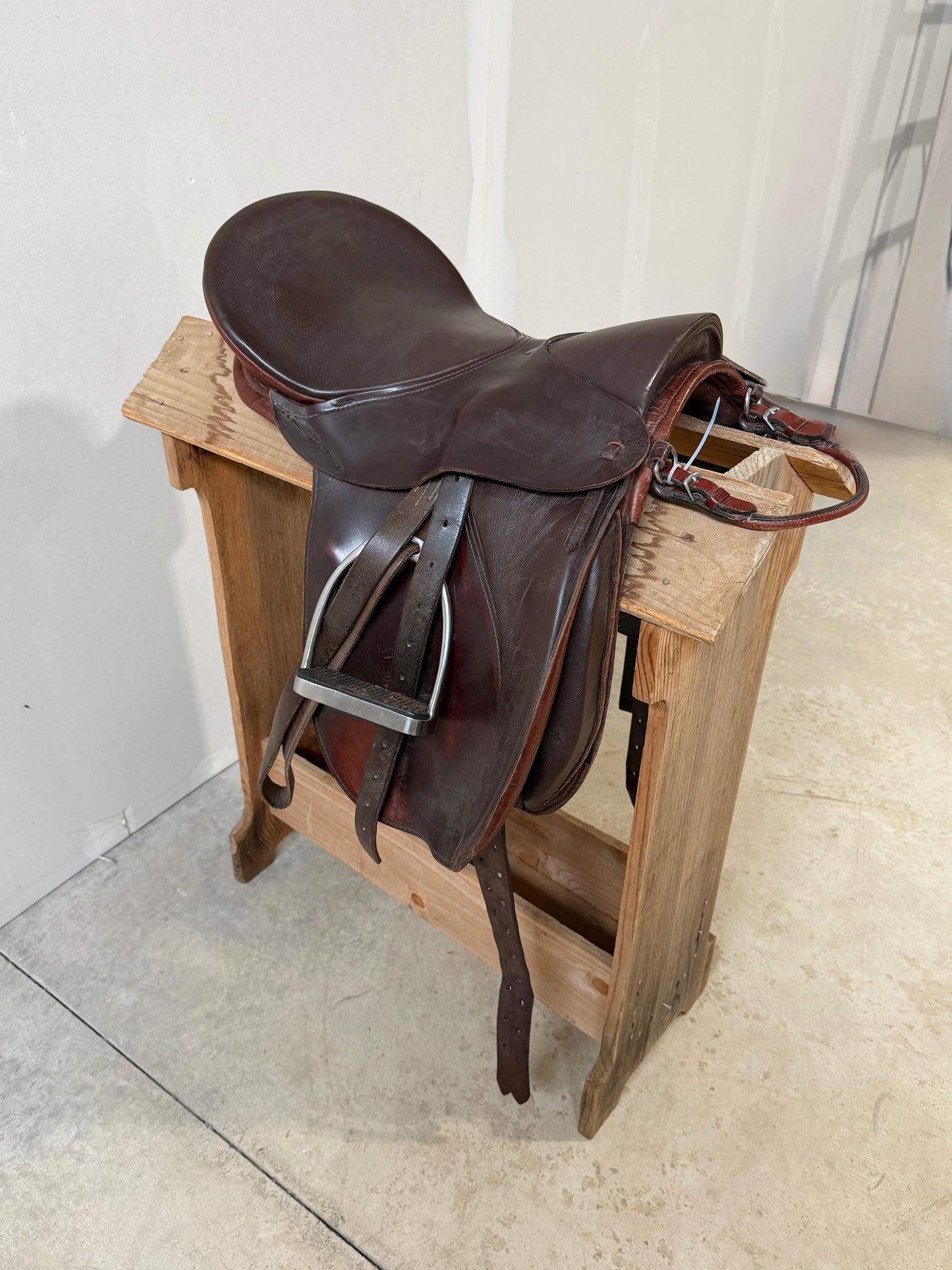 Ansur Saddlery “Classic” Treeless English Saddle – 18” Seat, Extra Wide Fit