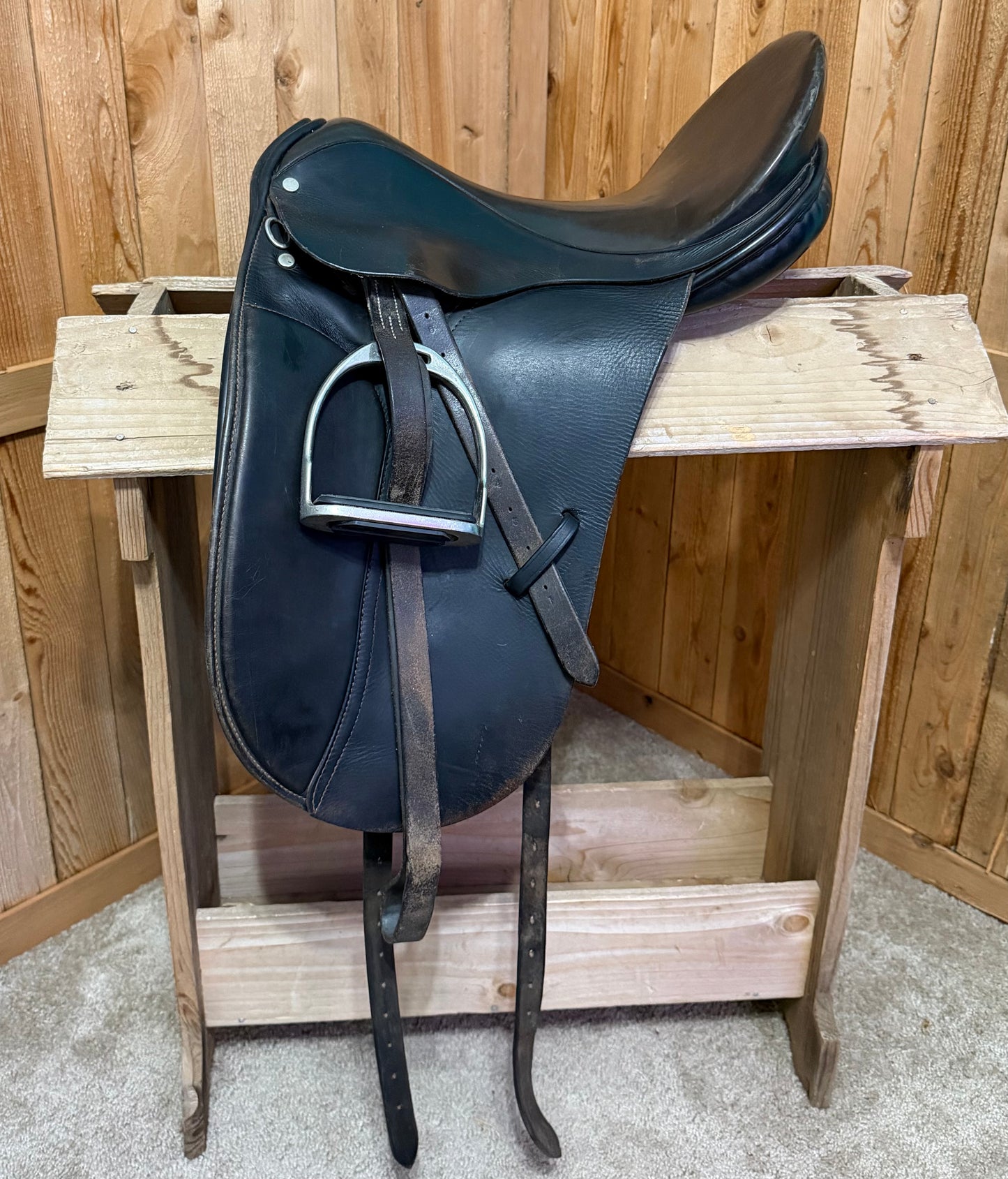 County Saddlery Dressage Saddle – 16.5” Seat, Medium Tree (5.5” Gullet)