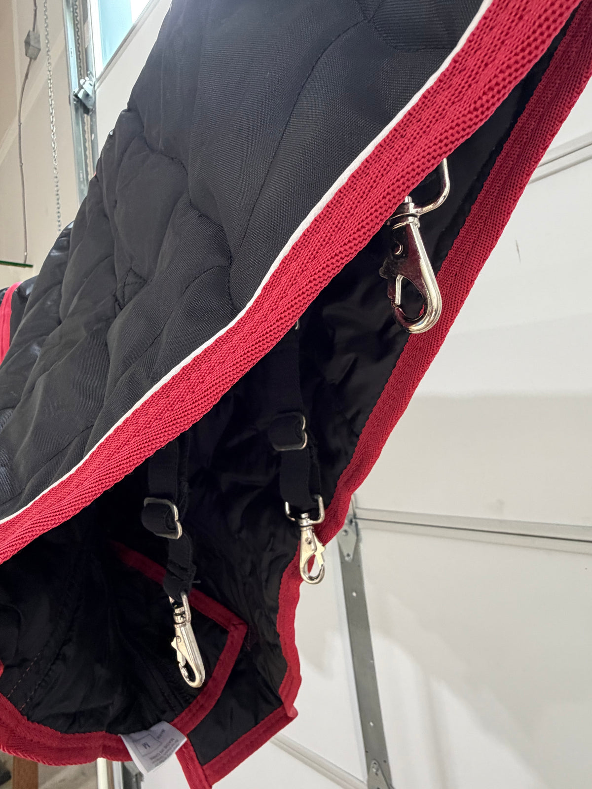 NIP SmartPak Rockin’ SP Quilted Stable Hood – Medium – Black & Red