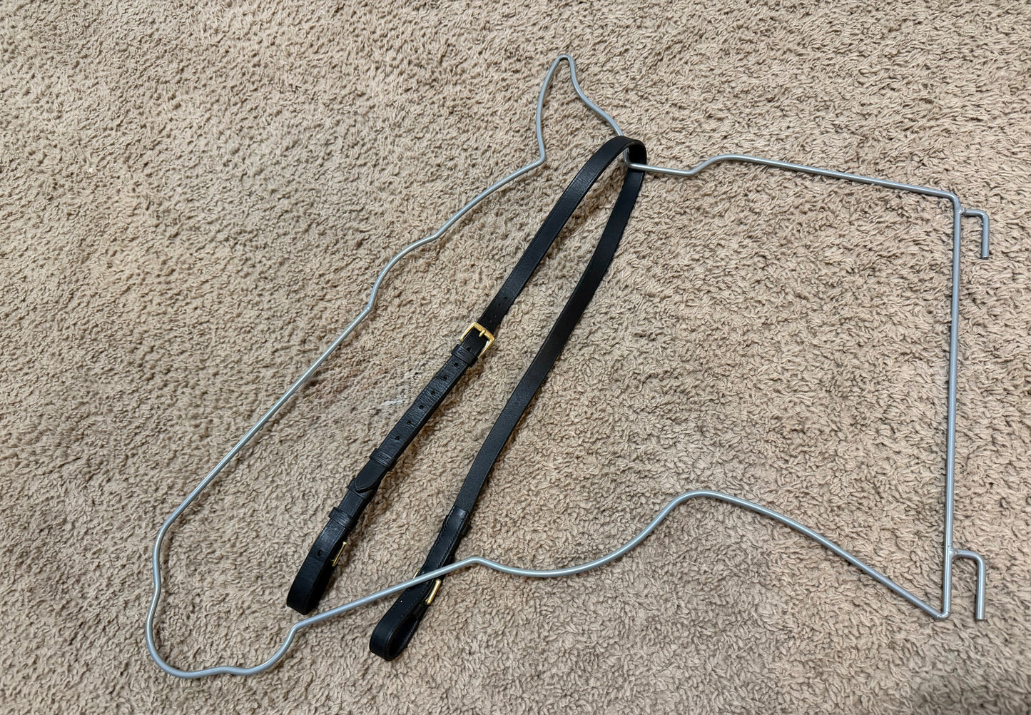 Coesdan Equestrian Bradoon Hanger – Black with Brass