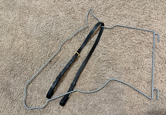 Coesdan Equestrian Bradoon Hanger – Black with Brass