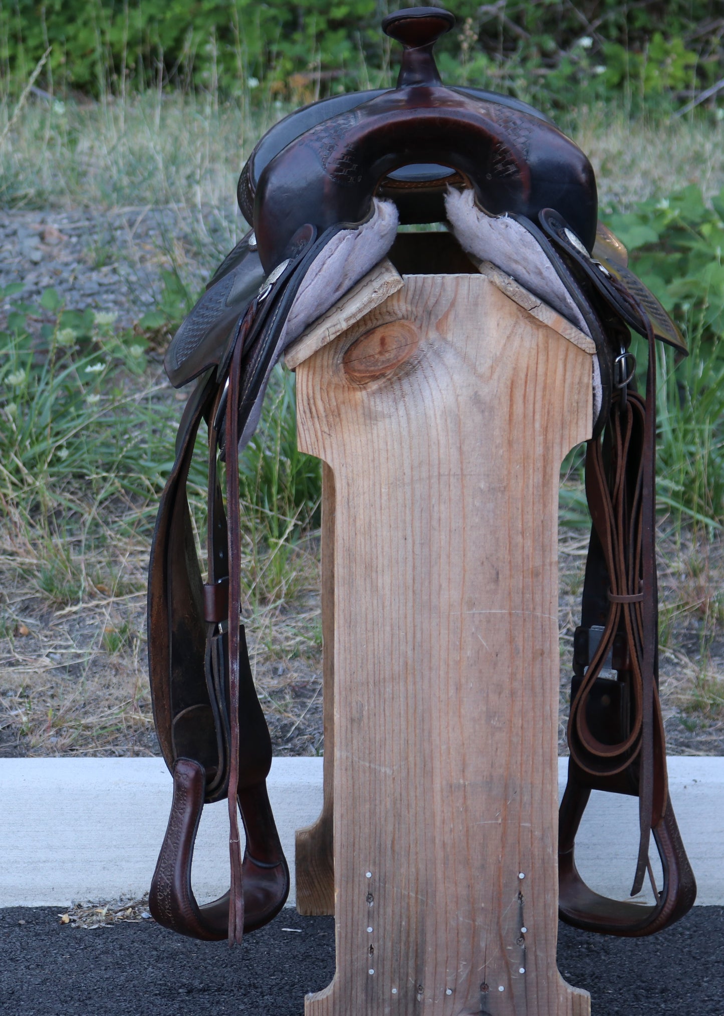 Dakota 750 Gaited Western Trail Saddle – 16” Seat – Dark Oil
